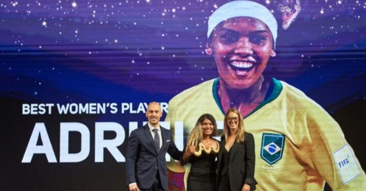 Maranhense é eleita a melhor jogadora de futebol de areia do mundo pela segunda vez