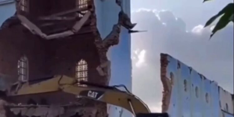 Retroescavadeira é atingida por entulho durante demolição de igreja no Maranhão