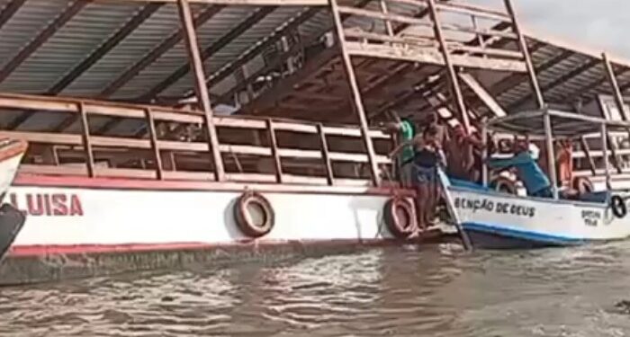 Bar flutuante naufraga neste domingo na Raposa