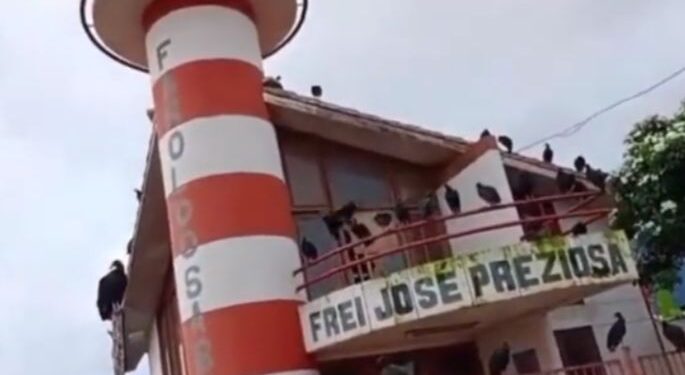 Cheio de urubus! Moradores cobram melhorias nas condições do Farol da Educação em Pinheiro