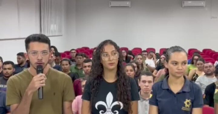 Estudantes se manifestam contra fechamento de cursos da UEMASUL em Estreito