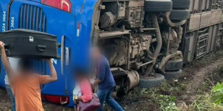 Ônibus tomba após tentar desviar de buraco na BR-226 em Grajaú