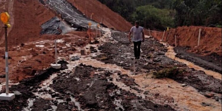 Trecho da BR-222 é interditado novamente após chuva