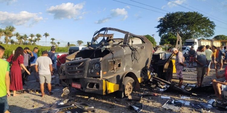 Criminosos explodem carro-forte e roubam todo o dinheiro durante assalto no Maranhão