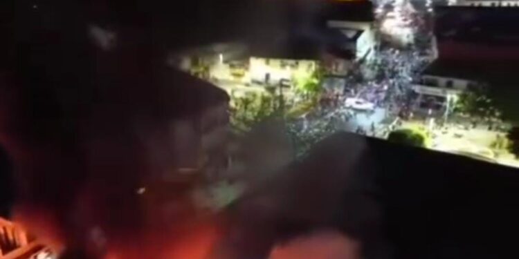 Incêndio de grandes proporções destrói lojas no Centro de Pedreiras