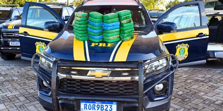 PRF apreende 33kg de cocaína escondida no painel de veículo em Santa Inês