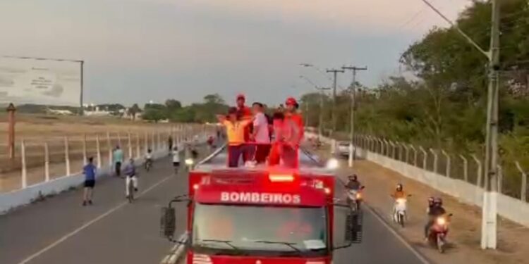 Grande recepção com carreata pelas ruas marca a chegada de Rayssa Leal em Imperatriz