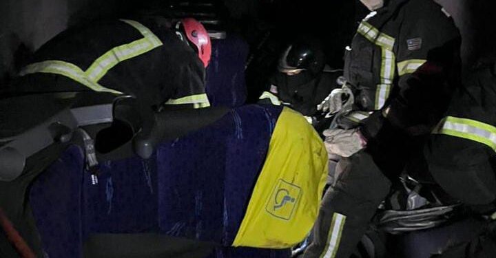 Duas pessoas morrem e outras ficam feridas após ônibus tombar e bater em poste no MA