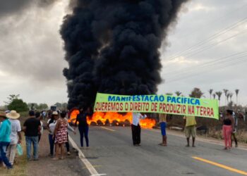 Manifestantes bloqueiam trecho da BR-222 entre Santa Rita e Igarapé do Meio