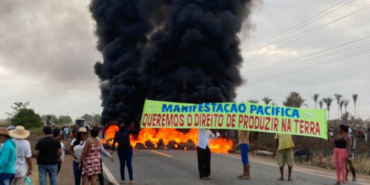 Manifestantes bloqueiam trecho da BR-222 entre Santa Rita e Igarapé do Meio