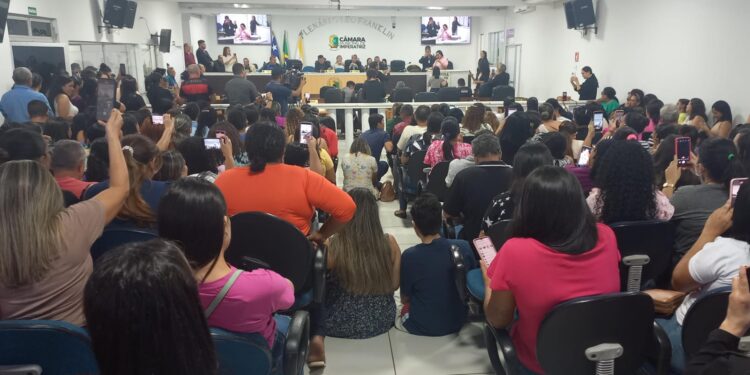 Servidores da educação de Imperatriz cobram salários atrasados e participam de audiência na Câmara