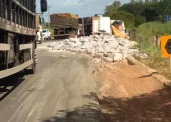 Caminhão de arroz tomba no MA, é saqueado e, após pressão policial, parte da carga é devolvida