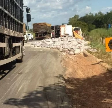 Caminhão de arroz tomba no MA, é saqueado e, após pressão policial, parte da carga é devolvida