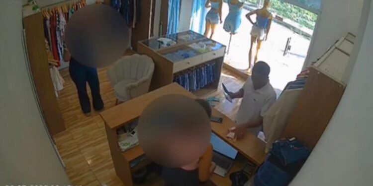 Homem armado com faca assalta loja de roupas no Centro de Santa Rita