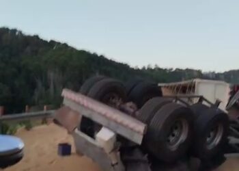 Carreta tomba em curva na BR-222 e interdita rodovia por várias horas em Santa Luzia do Tide; motorista fica ferido