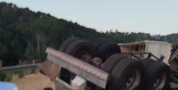 Carreta tomba em curva na BR-222 e interdita rodovia por várias horas em Santa Luzia do Tide; motorista fica ferido