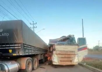 Caminhão colide com carreta na BR-230 em Riachão; ninguém ficou ferido