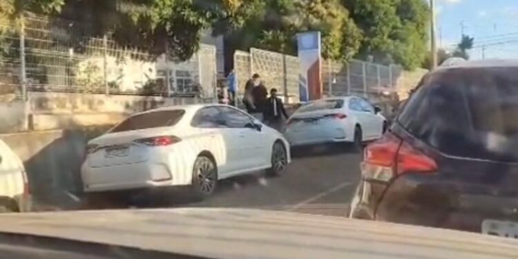 Prefeito suspeito de matar PM se apresenta à polícia, presta depoimento e sai pela porta da frente da delegacia de Presidente Dutra