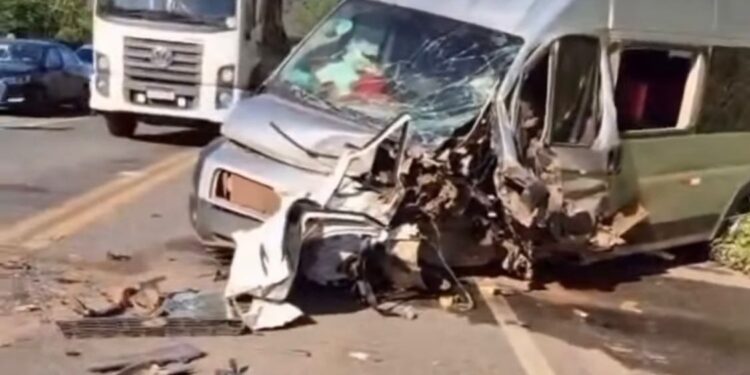 Colisão frontal entre carro e van deixa três mortos e dois feridos na BR-222, em Buriticupu