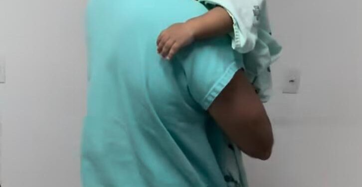 Médico de Imperatriz dá colinho à criança antes de procedimento e momento encanta internautas