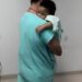 Médico de Imperatriz dá colinho à criança antes de procedimento e momento encanta internautas