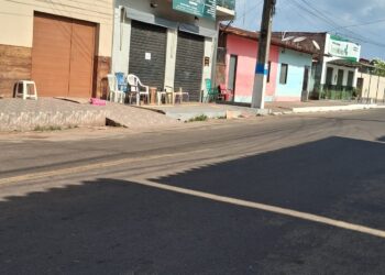 O povo sofre: cadeiras são reservadas desde sábado em cartório de Santa Rita; vagas chegam a ser vendidas por R$ 100, diz denunciante