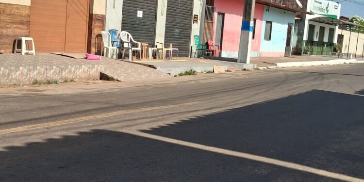 O povo sofre: cadeiras são reservadas desde sábado em cartório de Santa Rita; vagas chegam a ser vendidas por R$ 100, diz denunciante