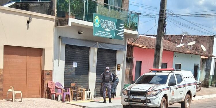 Após denúncia, polícia recolhe cadeiras usadas para guardar vagas em cartório de Santa Rita