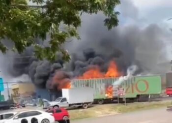 Caminhão carregado de colchões pega fogo no centro de Bom Jardim; ninguém fica ferido
