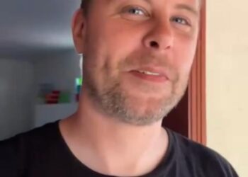 Gringo anda de pau de arara, come galinha caipira e se diverte ao conhecer da família da noiva no MA