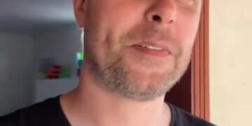 Gringo anda de pau de arara, come galinha caipira e se diverte ao conhecer da família da noiva no MA