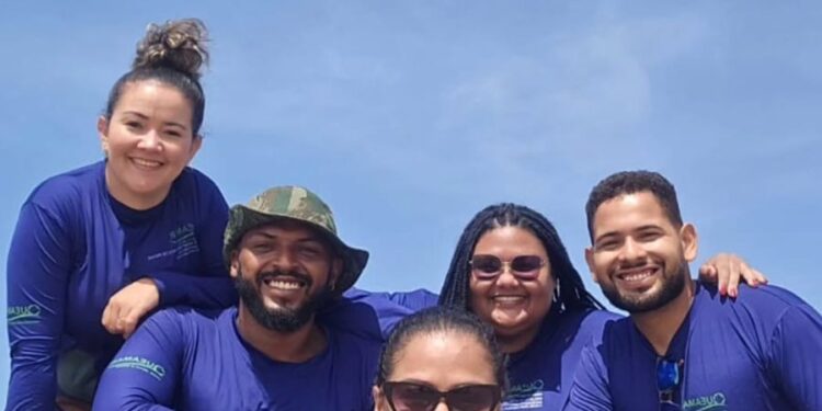 De volta ao lar: tartaruga verde juvenil ‘Amada’ é devolvida ao mar pelo Projeto QUEAMAR em Paulino Neves