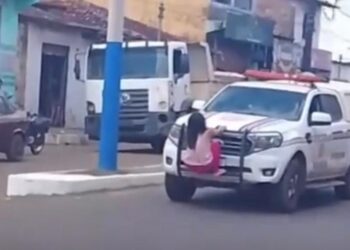 Após ser agredida, mulher tenta impedir prisão do vice-prefeito de Presidente Sarney subindo em viatura da PM