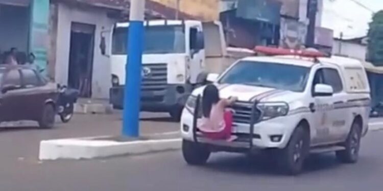 Após ser agredida, mulher tenta impedir prisão do vice-prefeito de Presidente Sarney subindo em viatura da PM