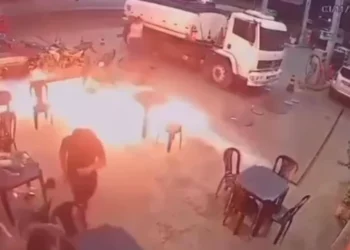 Posto é notificado após homem acender cigarro que causou incêndio; área era irregular, diz bombeiros