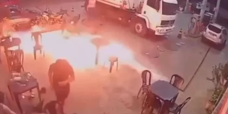 Posto é notificado após homem acender cigarro que causou incêndio; área era irregular, diz bombeiros