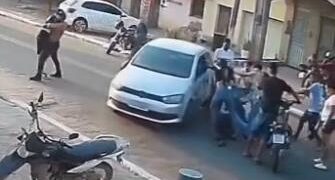 Motorista faz retorno irregular e motociclistas batem em cheio em veículo na cidade de Senador La Rocque