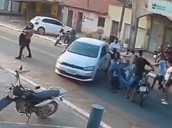 Motorista faz retorno irregular e motociclistas batem em cheio em veículo na cidade de Senador La Rocque