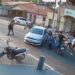 Motorista faz retorno irregular e motociclistas batem em cheio em veículo na cidade de Senador La Rocque