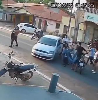 Motorista faz retorno irregular e motociclistas batem em cheio em veículo na cidade de Senador La Rocque