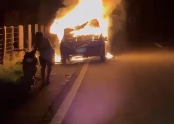 Populares colocam fogo em carro após acidente com vítima fatal na BR-226, no MA