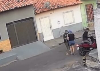 Criminosos armados roubam motocicleta de mulher em Pedreiras