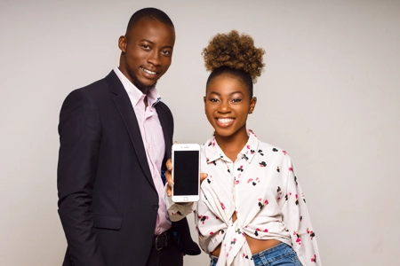 Associés souriants avec un téléphone