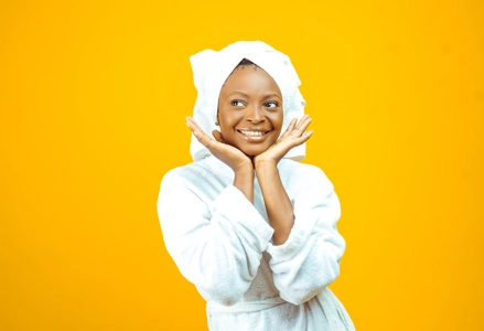 belle femme souriante en peignoir blanc