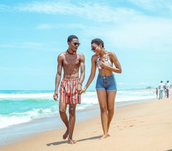 couple heureux en balade en bordure de mer