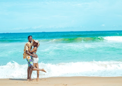 couple heureux posant en bordure de mer