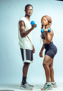 couple sportif faisant des exercices physiques avec des poids