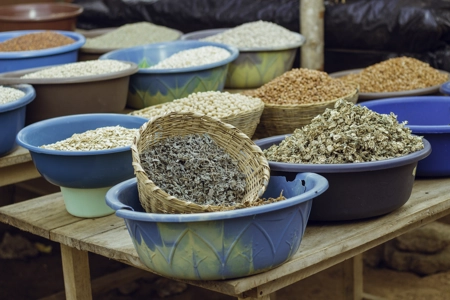 Des bassines de céréales étalée sur une table au marché