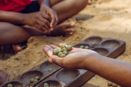 Des billes du jeux walé dans un pomme de main