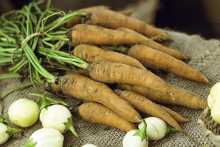 Des carottes et aubergines exposés au marché